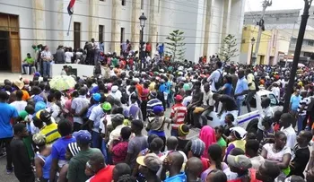 Desorden en entrega de carnés a extranjeros termina a trifulca