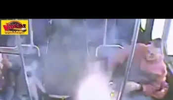 Cigarrillo electrónico le explotó mientras iba en un autobús