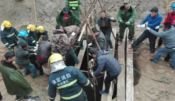Rescatistas chinos luchan por sacar a un niño que cayó en un pozo hace 4 días