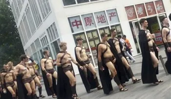 Restaurante usa espartanos semidesnudos para promocionarse