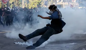 Francia: policía dispersa con cañones de agua a miles de estudiantes en la Bastilla