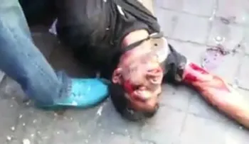  Dos policias se emburujan con un hombre y no pueden con el