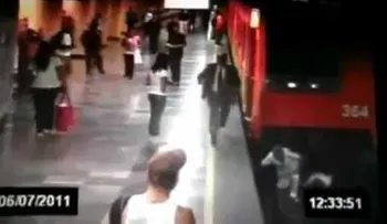 Mujer se tira con rival amante a las vías del metro (VIDEO)