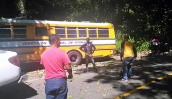 Sube a 3 muertos y 27 heridos accidente autobús de Migración llevaba haitianos