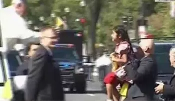 Niña hispana burla dispositivo de seguridad y llega al papa (VIDEO)