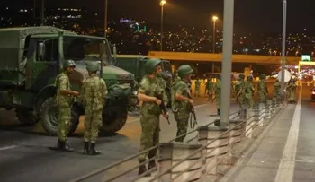 El Gobierno turco desautoriza el comunicado de los militares golpistas