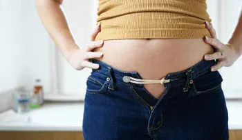 10 hábitos que causan reflujo, hinchazón y dolor de estómago
