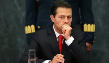 Peña Nieto lamenta muro fronterizo y promete defender a mexicanos en EE.UU.