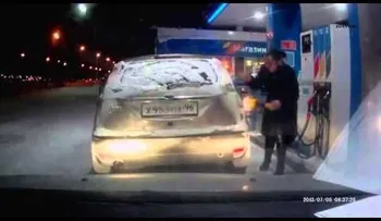 ¿¡Pero qué hace!?: una mujer incendia su propio coche en una gasolinera (VIDEO)
