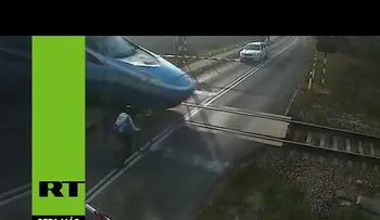 Superando barreras: un ciclista choca contra un tren de alta velocidad