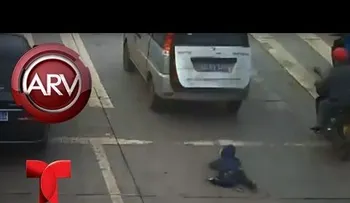 Un niño casi muere atropellado tras caer de un auto (VIDEO)