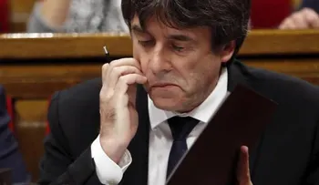 Puigdemont declara la independencia de Cataluña y la suspende "para dialogar"