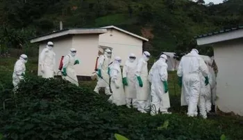 Un pueblo aterrorizado por el brote de ébola; mamá, este brote es muy malo, tenemos miedo"
