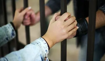 Madre visita a la cárcel a hombre que asesinó a su hija y abandona acusación
