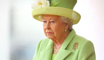¿Podría la reina de Inglaterra matar a Trump con una espada o una flecha con total impunidad?
