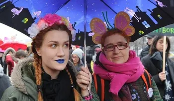 Mujeres en Polonia marchan en reclamo de sus derechos