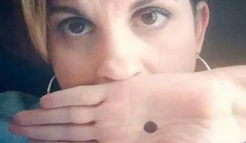 Si ves que tiene un punto negro en la mano, LLAMA URGENTE A LA POLICÍA !!!