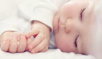 Cómo dormir a un bebé toda la noche de manera segura