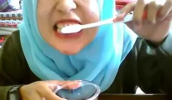 La mejor manera de quitar la placa sin ir al dentista (VIDEO)