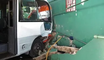 Varios heridos y leisionados al chocar guagua  con camioneta y luego con lavadero 