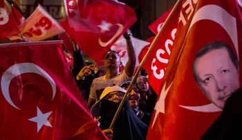 El presidente de Turquía se declara ganador en un referendo que le otorga mayor poder