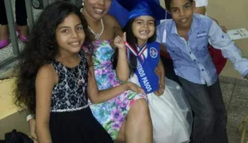 La niña asesinada junto a su madre y hermanos tomando clases de canto
