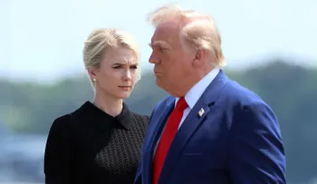 Las sentidas cartas de Natalie Harp, la leal asesora de Trump que lo llama su guardián y protector
