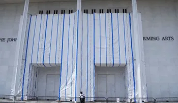 Centro Kennedy alerta de posible bancarrota si no se restituye el nombre de Trump en el edificio