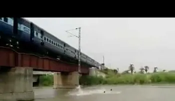 Mira lo que hacen estos niños indios en la vía del tren