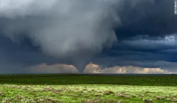 Tornado interrumpe graduación de preparatoria en Colorado