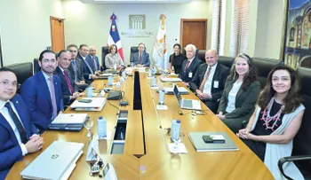 Valdez Albizu recibe delegación de la Oficina de Asistencia Técnica del Departamento del Tesoro de EE. UU.