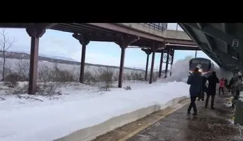 Un tren provoca un "tsunami de nieve" al llegar a la estación