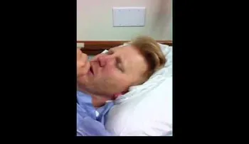 Se sometió a una operación, y dijo palabras emocionantes a su esposa (Video)