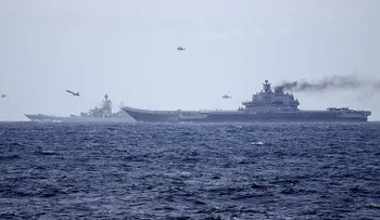 Graban al portaaviones ruso Admiral Kuznetsov cruzando canal Mancha