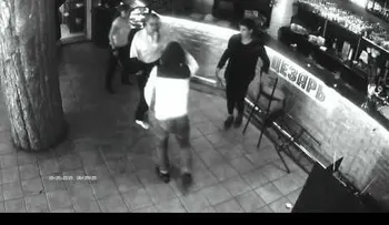 Video: Mesera rusa noqueó a hombre quiso sobrepasarse 