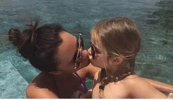 Victoria Beckham besa a su hija en la boca y desata criticas en las redes 