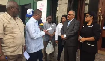 Sindicalistas realizan piquete frente al CNSS