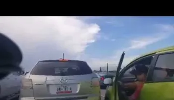Enloquece por cambiarse de carril y lo llaman #LadyPuente