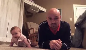 Una bebé que hace flexiones con su padre arrasa en Internet