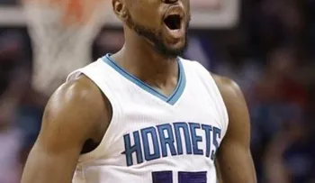 Hornets superan al Heat y empatan la serie de playoffs