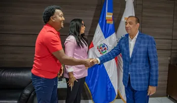Pedro Martínez y esposa visitan al ministro de Obras Públicas, Deligne Ascención