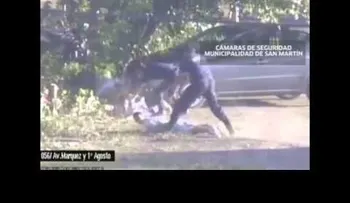 Roban un auto y atropellan a una mujer con su bebé