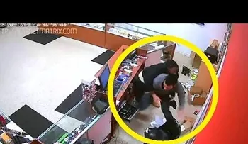 Dueño de tienda se faja a la trompada con ladrón de celulares (VIDEO)