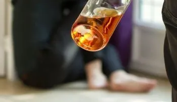Psicóloga ve preocupante culpar al alcohol de la violencia en el hogar
