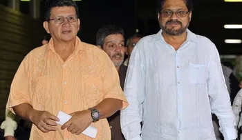 FARC anuncian "pausa" en diálogos de paz para analizar propuesta de referendo