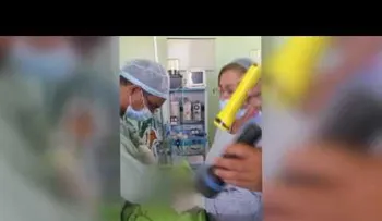 ¡Insólito! Médicos realizan cirugía con linternas por falta de energía eléctrica en Mao