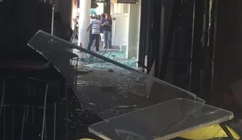 Explosión de gas propano en plaza Andalucía afecta varios negocios