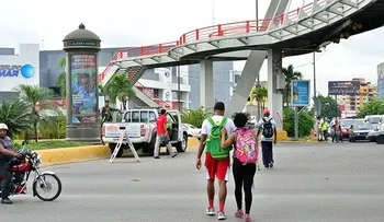 Multarán personas que no usen puentes y cruces peatonales 
