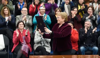 Michelle Bachelet promulga la ley que despenaliza el aborto bajo tres causales en Chile