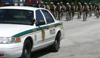 Despiden a 32 oficiales carcelarios por muertes de reclusos en EE.UU.